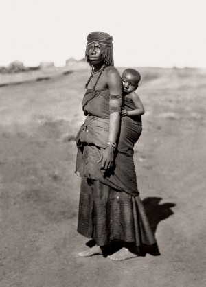 Mpondomise mother and child, Qumbu district. (Duggan-Cronin, 2007. Pg. 21, Plate 7)